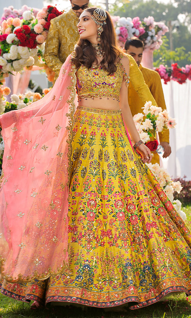 Pin by SajdaAroj on Mayoun Mehndi | Yellow lehenga, Indian fashion dresses, Bridal  mehndi dresses